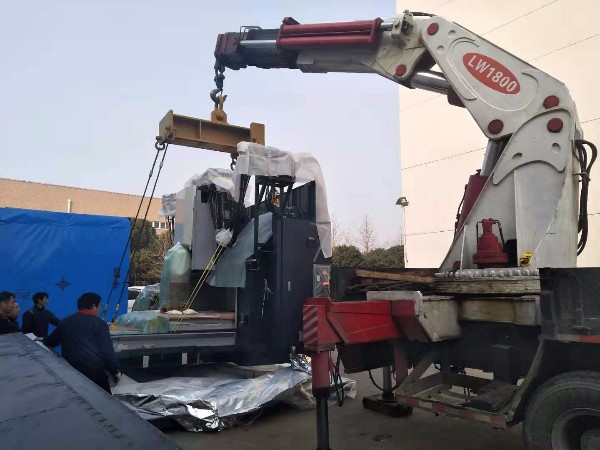 大型牧野加工中心卸機(jī)到位