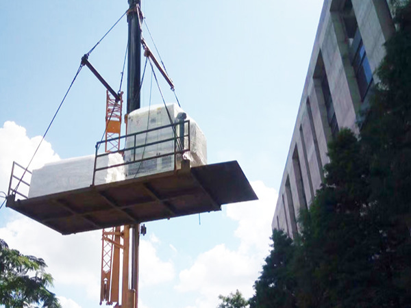 上海華測(cè)檢測(cè)工廠吊機(jī)搬運(yùn)上樓 上海華測(cè)檢測(cè)工廠吊機(jī)搬運(yùn)上樓