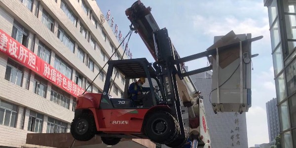 精密設(shè)備吊裝哪家好？無(wú)塵氣墊搬運(yùn)有什么作用？